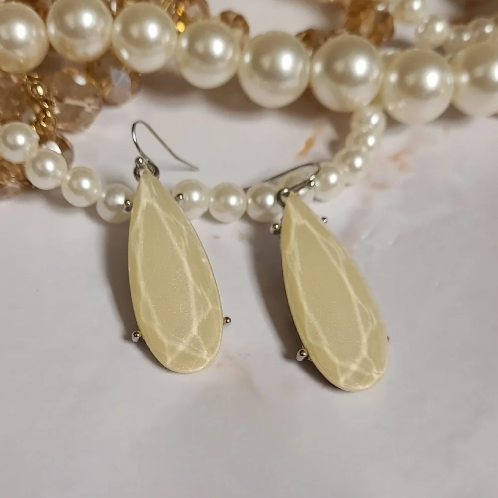 Irresdescent Ivory Teardrop Dangle Silver Earrings